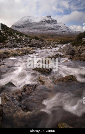 Winterlandschaft in Assynt of Bach mit Quinag Berg im Hintergrund bedeckt mit Schnee, Sutherland, Highlands, Schottland, Großbritannien Stockfoto