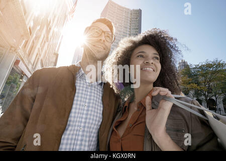 Fröhliche Paare tun, Shopping in New York City Stockfoto