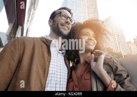 Fröhliche Paare tun, Shopping in New York City Stockfoto