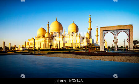 Die imposante Sheikh Zayed Moschee in Abu Dhabi Stockfoto