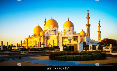 Die imposante Sheikh Zayed Moschee in Abu Dhabi im Sonnenuntergang Stockfoto