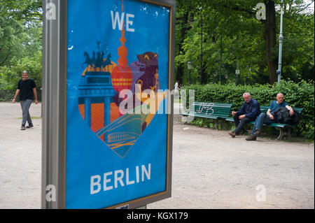 12.06.2017, Berlin, Deutschland, Europa - Zwei obdachlose Männer sitzen auf einer Bank im Berliner Tiergarten entlang der Straße des 17.Juni. Stockfoto