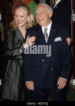 Oct 10, 2017 - Mel Brooks und Susan Stroman Teilnahme an Specsavers Brillenträger des Jahres 2017, 8 Northumberland Avenue, London, England, Großbritannien Stockfoto