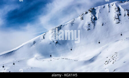 Skilift mit steilen und schneebedeckten Hang Hintergrund Stockfoto