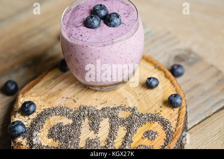 Himbeeren, Heidelbeeren chia Smoothie mit Hauch von Honig, die in einem runden Glas serviert. Stockfoto