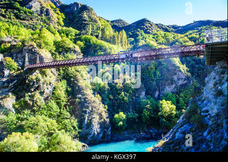 Aj Hackett Bungy Jumping auf dem Kawarau Brücke über den Kawarau River in der Nähe von Queenstown, Südinsel, Neuseeland Stockfoto