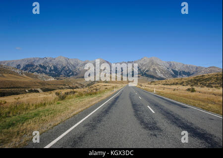 Straße, die durch die schöne Bergwelt rund um den Arthur's Pass, Südinsel, Neuseeland Stockfoto