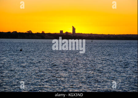 Sonnenuntergang in der Bucht von Auckland, Neuseeland Stockfoto