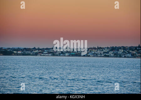 Sonnenuntergang in der Bucht von Auckland, Neuseeland Stockfoto