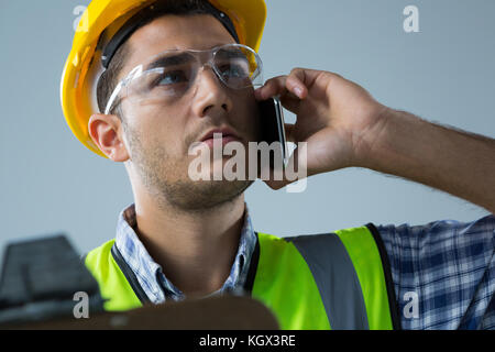 Nahaufnahme der männlichen Architekt Gespräch am Handy Stockfoto