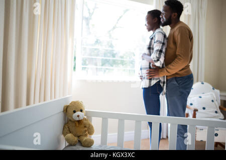 Paar stehen zusammen im Schlafzimmer zu Hause Stockfoto