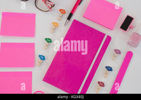 Rosa hued Zubehör, candy Sticks und Schreibwaren Artikel auf weißem Hintergrund Stockfoto