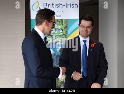 Der nordirische Staatssekretär James Brokenshire (rechts) wird im Vorfeld einer Sitzung des British Irish Council im Hotel L'Horizon in Jersey vom Chefminister von Jersey Ian Gorst begrüßt. Stockfoto