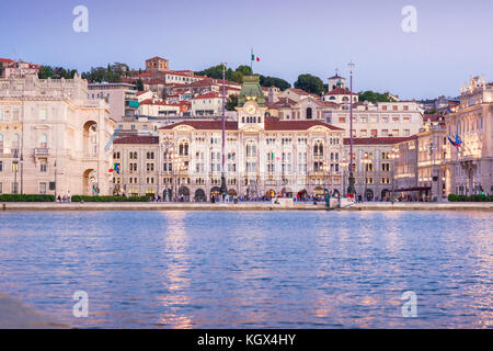 Triest Italien Stadt, in der Dämmerung des Rathauses und der Piazza Unita d'Italia mit Blick auf den Hafen im Zentrum von Triest, Italien. Stockfoto