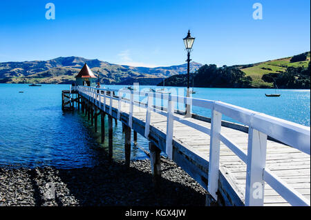 Lange hölzerne Seebrücke in Kemer, Banken Halbinsel, Südinsel, Neuseeland Stockfoto