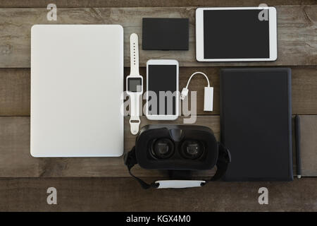 Die Gemeinkosten der verschiedenen elektronischen Gadgets auf Holz- Oberfläche Stockfoto