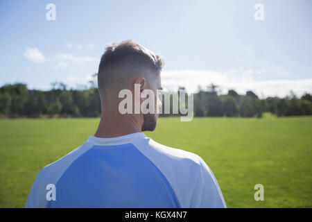 Ansicht der Rückseite des Fußball-Spieler stehen im Boden an einem sonnigen Tag Stockfoto