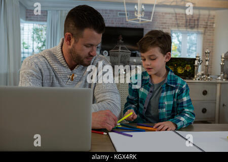 Vater, Sohn in seine Studien in Tabelle Stockfoto