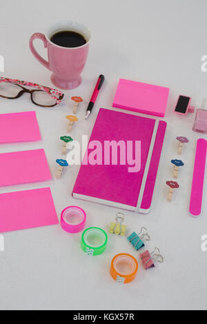 Rosa hued Zubehör, candy Sticks, Kaffee und Schreibwaren Artikel auf weißem Hintergrund Stockfoto