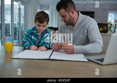 Vater, Sohn in seine Studien in Tabelle Stockfoto