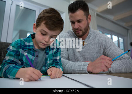 Vater, Sohn in seine Studien in Tabelle Stockfoto