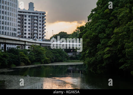 Einen Schuß am Sonnenuntergang über einen Abschnitt der alten Festungsgraben der Imperial Palace suchen. in diesem Abschnitt der Wassergraben hat einen kleinen Bootscharter Dock und liegt in der Nähe vieler Stockfoto