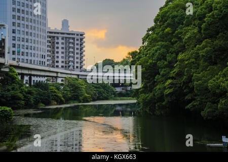 Einen Schuß am Sonnenuntergang über einen Abschnitt der alten Festungsgraben der Imperial Palace suchen. in diesem Abschnitt der Wassergraben hat einen kleinen Bootscharter Dock und liegt in der Nähe vieler Stockfoto