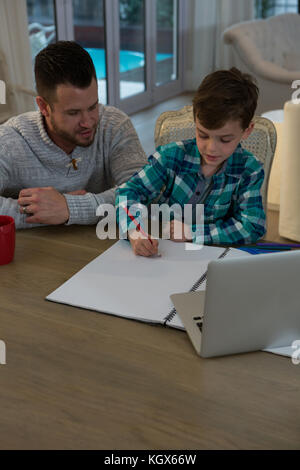 Vater, Sohn in seine Studien in Tabelle Stockfoto