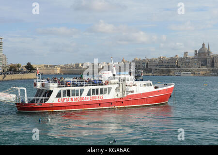 La Valletta, Malta - vom 2. November 2017: Menschen auf der Fähre, die zu La Valletta auf Malta Stockfoto