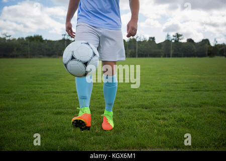 Fußball-Spieler jonglieren Fußball im Boden Stockfoto