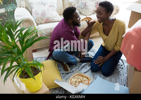 Glückliches Paar in Pizza in neues Haus Stockfoto