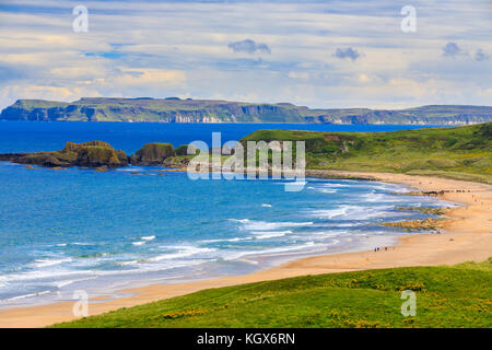 Ein weiter Blick über eine typische nordirische Landschaft in der Nähe von Ballintoy. Stockfoto