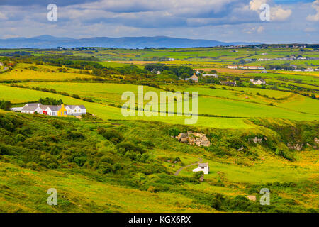 Ein weiter Blick über eine typische nordirische Landschaft in der Nähe von Ballintoy. Stockfoto