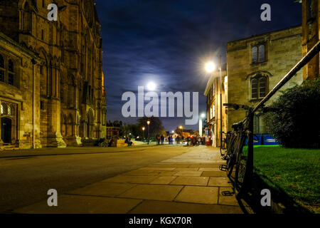 Die Gegend um das York Minster ist bei Nacht beliebt. Stockfoto