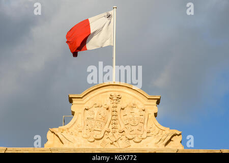 Malta Nationalflagge auf Auberge de Castille in La Valletta, Malta Stockfoto