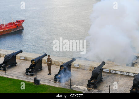 La Valletta, Malta - vom 2. November 2017: alte Kanone geschossen. Salutierte Buttrig am oberen barracca Gärten von Valletta auf Malta Stockfoto