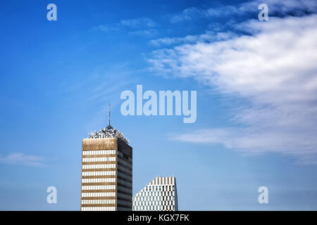 Blick auf den oberen Teil der Wolkenkratzer auf Vinohradska Straße, Prag 3 Bereich, Zizkov Prag, Tschechische Republik, sonniger Tag, blauer Himmel, 7.august 2016 Stockfoto