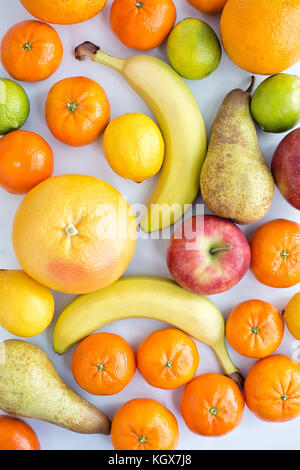 Vielzahl von Obst, Äpfel, Mandarinen, Bananen, Birnen, Zitronen, Limetten, Orangen, Grapefruit auf weißem Hintergrund, Ansicht von oben, isoliert Stockfoto