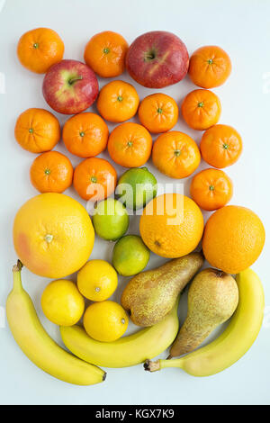 Vielzahl von Obst, Äpfel, Mandarinen, Bananen, Birnen, Zitronen, Limetten, Orangen, Grapefruit auf weißem Hintergrund, Ansicht von oben, isoliert Stockfoto