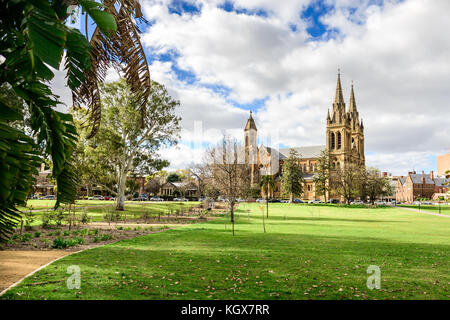 St.Peter Kathedrale in North Adelaide entfernt an einem Tag von Pennington Gärten gesehen Stockfoto