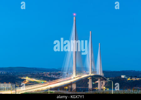 Nachtansicht der neuen Queensferry Crossing Bridge über den Firth of Forth in Schottland, Großbritannien Stockfoto