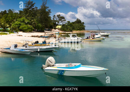 Die Seychellen, La Digue, La Passe, Verkehr, Freizeit, Boote im Hafen Stockfoto