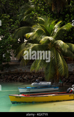 Die Seychellen, La Digue, La Passe, Verkehr, Freizeit, Boote im Hafen Stockfoto