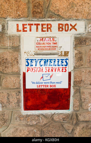 Die Seychellen, La Digue, La Passe, Post Postdienste Letter Box in die Wand eingebaut Stockfoto