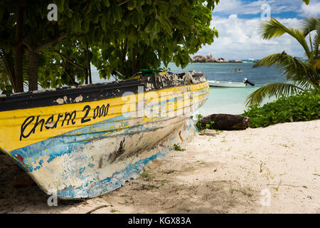 Die Seychellen, La Digue, La Passe, Ausflugsschiff auf Strand geschleppt Stockfoto