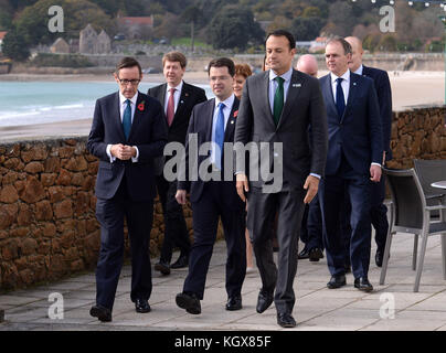 Ratsmitglieder, darunter (vorne links nach rechts) Chief Minister of Jersey Ian Gorst, Staatssekretär für Nordirland James Brokenshire und Taoiseach Leo Varadkar im Vorfeld einer Sitzung des British Irish Council im Hotel L'Horizon in Jersey. Stockfoto