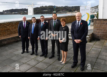 (Von links nach rechts) Regierungschef Guernsey Gavin St Pier, Staatssekretär für Nordirland James Brokenshire, Staatsminister von Jersey Ian Gorst, Taoiseach Leo Varadkar und First Minster Nicola Sturgeon vor einer Sitzung des British Irish Council im Hotel L&Otilde;Horizon in Jersey. Stockfoto