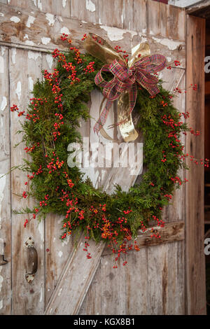Handmade christmas Wreath auf hölzerne Scheunentor Stockfoto