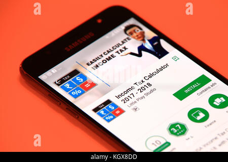 New York, USA – 29. Oktober 2017: Mobile Anwendung des Einkommensteuerrechners im Play Store. Steuerrechner auf android-System. Stockfoto