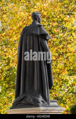 Bronze Statue von König George VI., neben der Mall, London, England. Stockfoto
